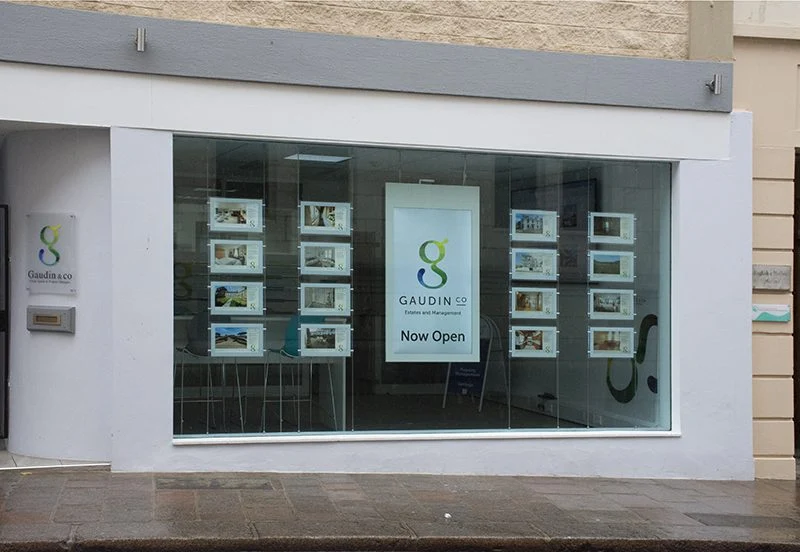 Doppelseitiges Schaufenster-Display 32–75 Zoll – hängender Werbebildschirm für Front- und Innenwerbung