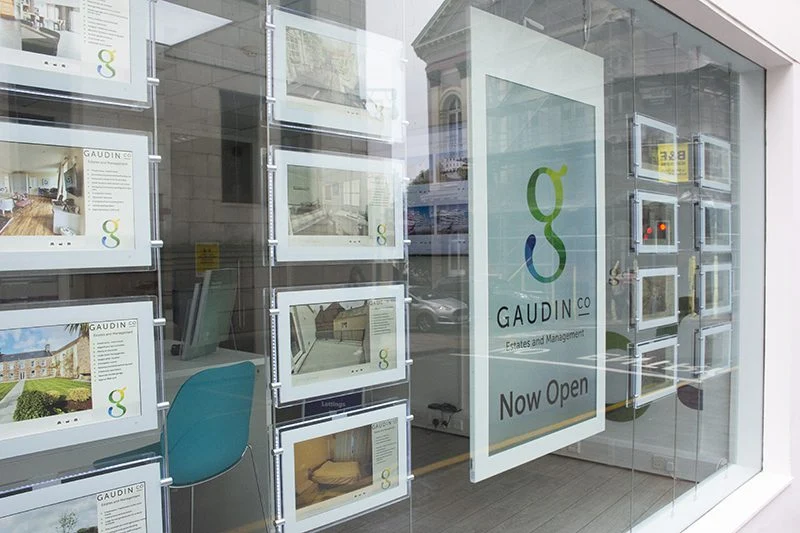 Doppelseitiges Schaufenster-Display 32–75 Zoll – hängender Werbebildschirm für Front- und Innenwerbung