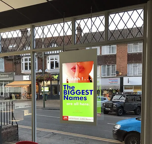 Doppelseitiges Schaufenster-Display 32–75 Zoll – hängender Werbebildschirm für Front- und Innenwerbung
