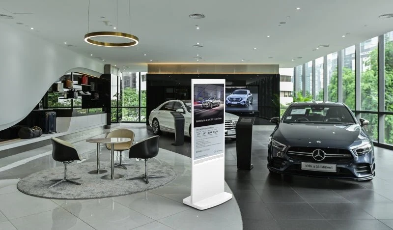 Digitale Info- Stele mit Android Media- Player. 50 und 55 Zoll Werbemonitor "SLIM-Line"
